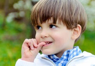 حساسیت والدین برای رفع ناخن جویدن کودکان نتیجه معکوس دارد